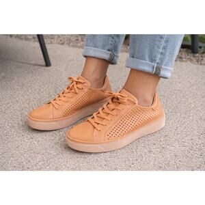 ECCO “Street Tray” Perforated Leather Sneaker W 8.5 (39) Apricot Orange Comfort